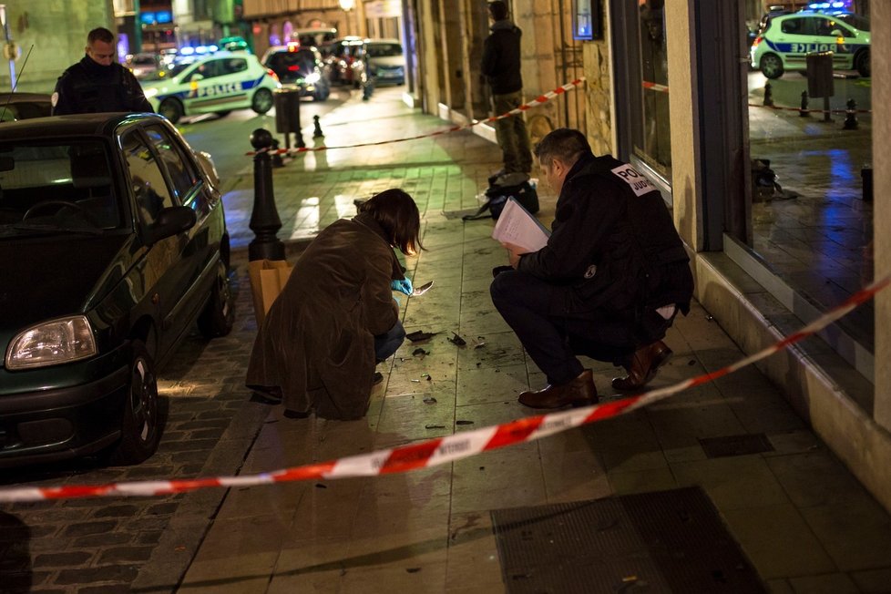Vyšetřovatelé v ulicích Dijonu, kde muž najížděl do chodců.