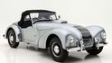 Allard K1 s nataženou plátěnou střechou a malými bočními okny nad dveřmi. Allard K1 s nataženou plátěnou střechou a malými bočními okny nad dveřmi.