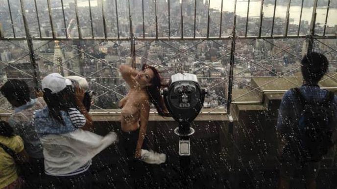 V srpnu loňského roku pořídil Allen Henson několik fotografií nahé Shelby Carterové (ta sama sebe považuje za modelku) na vyhlídkové terase slavného mrakodrapu Empire State Building.