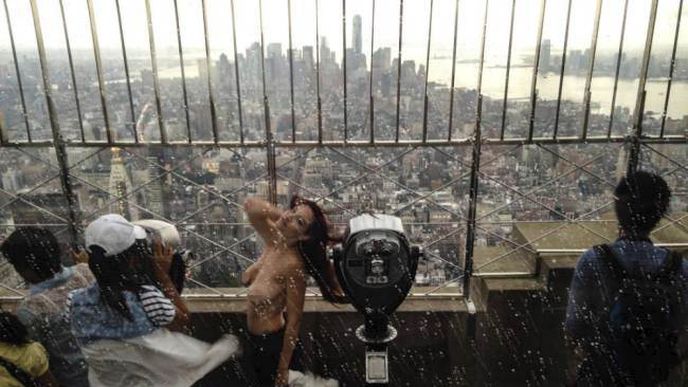 V srpnu loňského roku pořídil Allen Henson několik fotografií nahé Shelby Carterové (ta sama sebe považuje za modelku) na vyhlídkové terase slavného mrakodrapu Empire State Building. V srpnu loňského roku pořídil Allen Henson několik fotografií nahé Shelby Carterové (ta sama sebe považuje za modelku) na vyhlídkové terase slavného mrakodrapu Empire State Building.