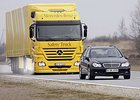 Mercedes-Benz: k polovině nehod kamionů nemusí díky elektronickým systémům dojít