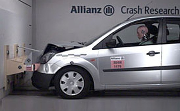 Testy Allianz: na náraznících automobilky šetří