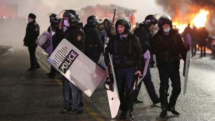 V Almatě se stále bojuje a střílí. Původně poklidných demonstrací se zmocnily různé skupiny radikálního charakteru, které rabují a snaží se dostat ke zbraním.