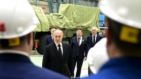 Vladimir Putin na inspekci závodu Obuchovskij z koncernu letecké obrany Almaz-Antej.