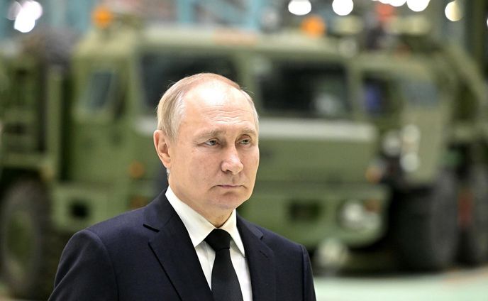 Vladimir Putin na inspekci závodu Obuchovskij z koncernu letecké obrany Almaz-Antej (18. 1. 2023). Vladimir Putin na inspekci závodu Obuchovskij z koncernu letecké obrany Almaz-Antej (18. 1. 2023).