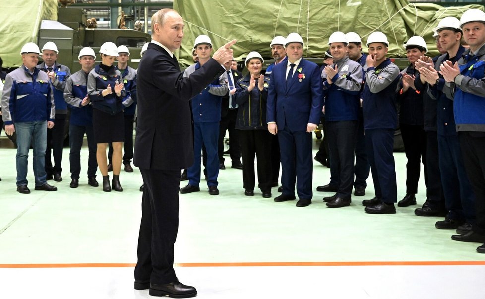 Vladimir Putin na inspekci závodu Obuchovskij z koncernu letecké obrany Almaz-Antej (18. 1. 2023).