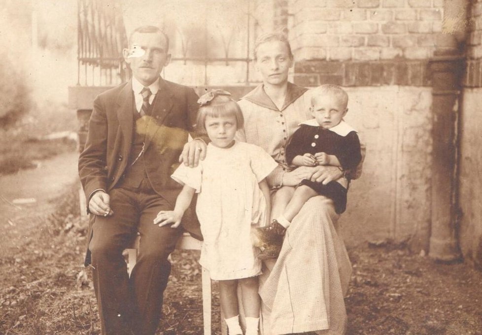 S rodiči a starší sestrou Pavlou.
