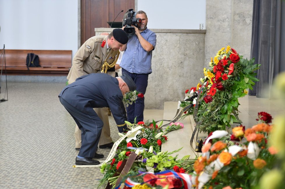 Státní hymnou a Večerkou se desítky lidí rozloučily ve strašnickém krematoriu v Praze s válečným veteránem z druhé světové války Aloisem Dubcem.