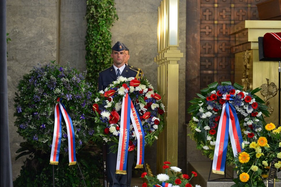 Státní hymnou a Večerkou se desítky lidí rozloučily ve strašnickém krematoriu v Praze s válečným veteránem z druhé světové války Aloisem Dubcem.