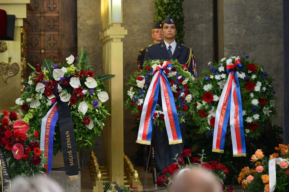 Státní hymnou a Večerkou se desítky lidí rozloučily ve strašnickém krematoriu v Praze s válečným veteránem z druhé světové války Aloisem Dubcem.