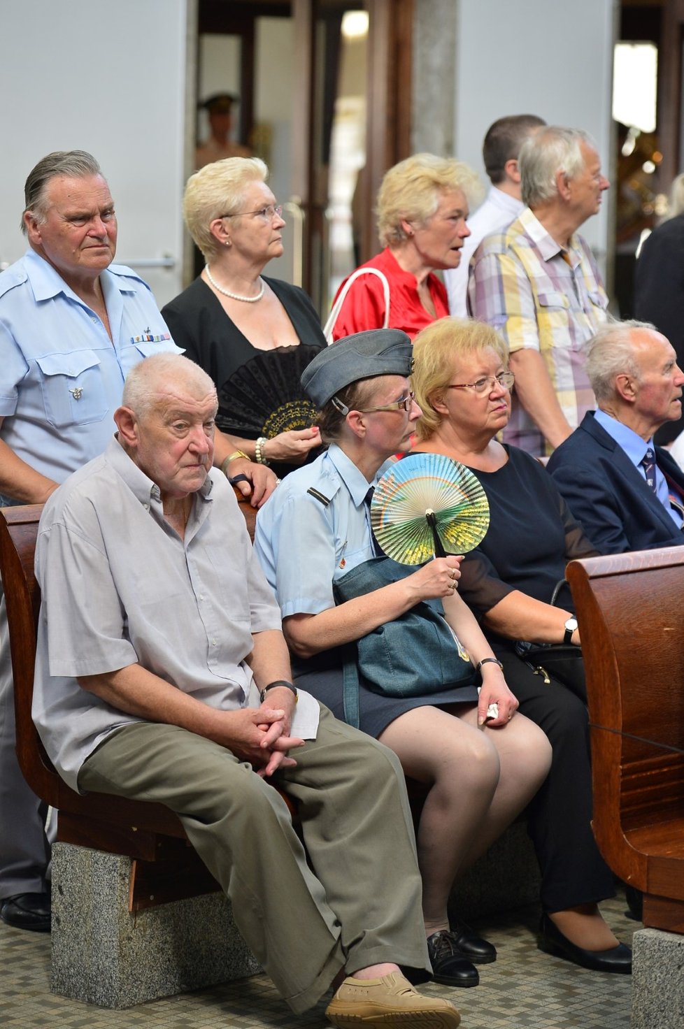 Státní hymnou a Večerkou se desítky lidí rozloučily ve strašnickém krematoriu v Praze s válečným veteránem z druhé světové války Aloisem Dubcem.