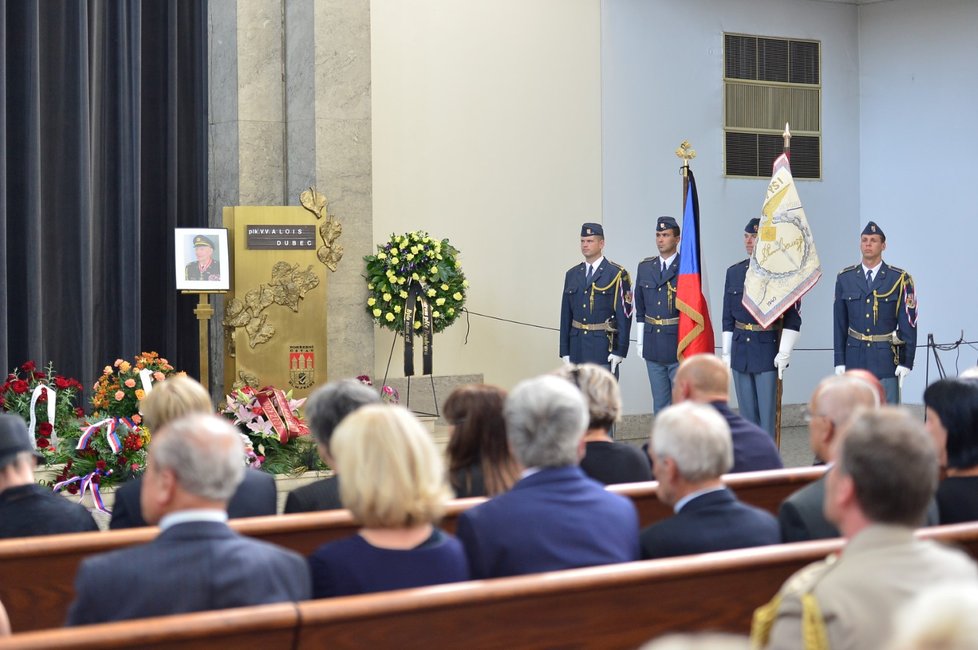 Státní hymnou a Večerkou se desítky lidí rozloučily ve strašnickém krematoriu v Praze s válečným veteránem z druhé světové války Aloisem Dubcem.
