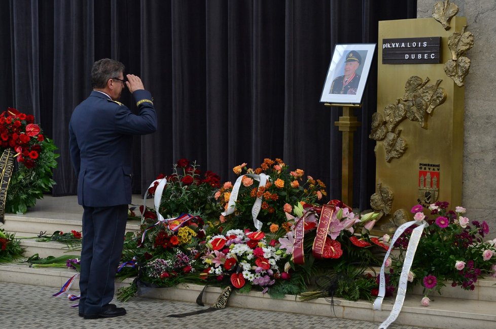 Státní hymnou a Večerkou se desítky lidí rozloučily ve strašnickém krematoriu v Praze s válečným veteránem z druhé světové války Aloisem Dubcem.