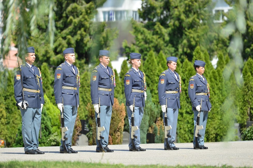 Státní hymnou a Večerkou se desítky lidí rozloučily ve strašnickém krematoriu v Praze s válečným veteránem z druhé světové války Aloisem Dubcem.