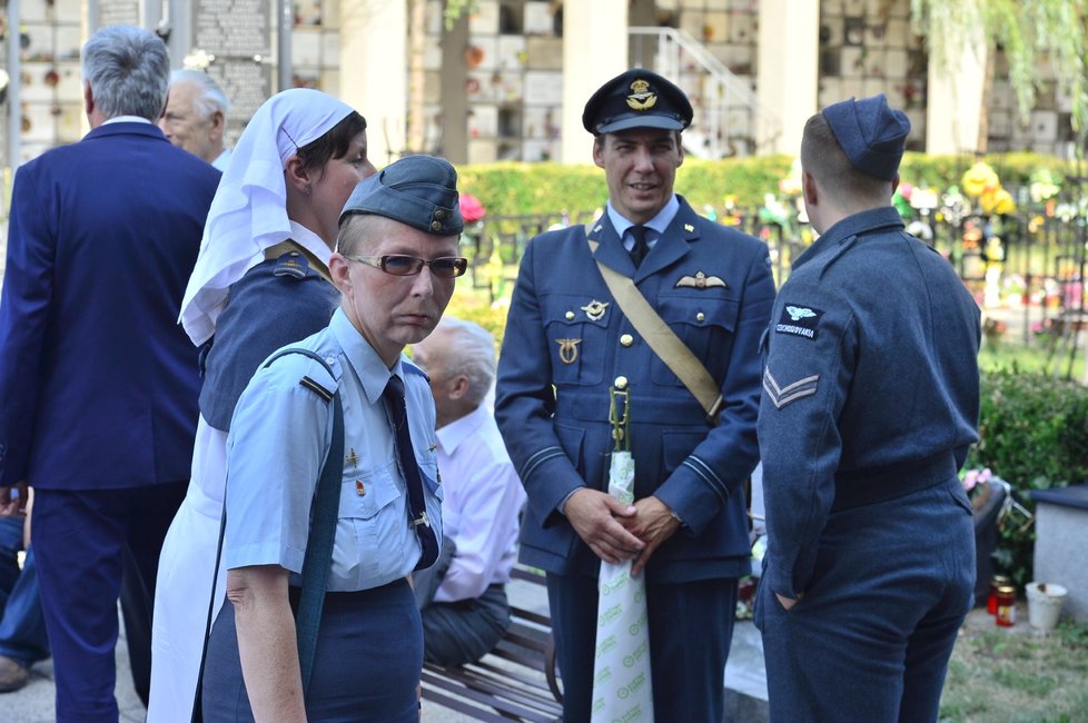 Státní hymnou a Večerkou se desítky lidí rozloučily ve strašnickém krematoriu v Praze s válečným veteránem z druhé světové války Aloisem Dubcem.