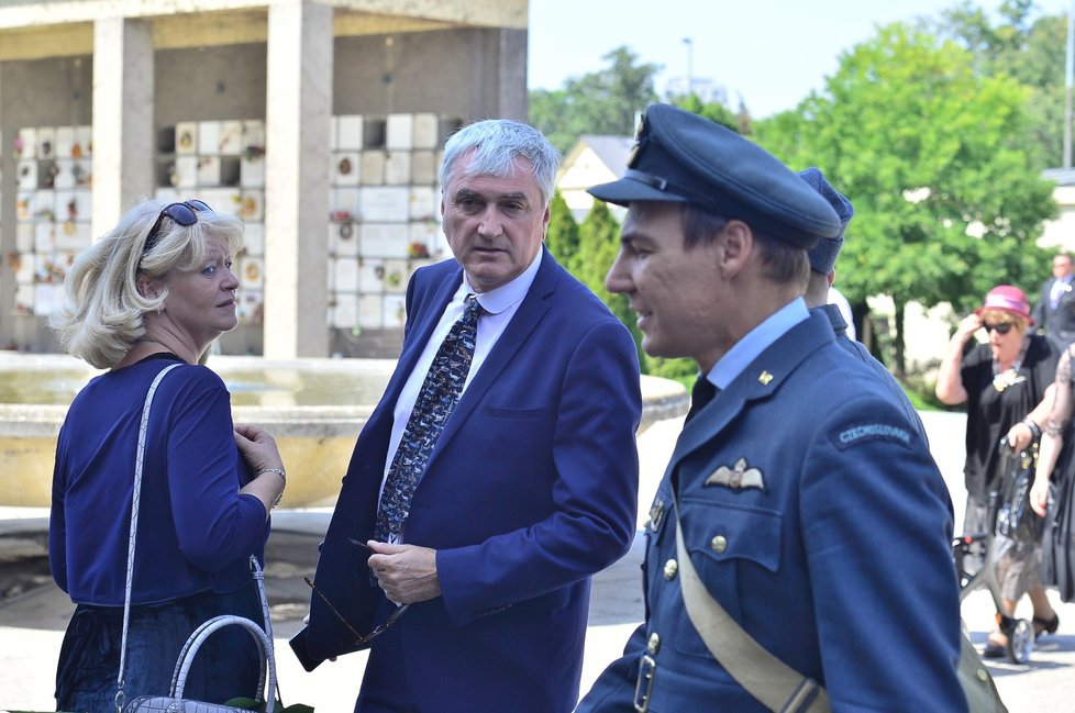 Státní hymnou a Večerkou se desítky lidí rozloučily ve strašnickém krematoriu v Praze s válečným veteránem z druhé světové války Aloisem Dubcem.