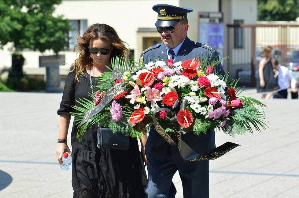 Státní hymnou a Večerkou se desítky lidí rozloučily ve strašnickém krematoriu v Praze s válečným veteránem z druhé světové války Aloisem Dubcem.