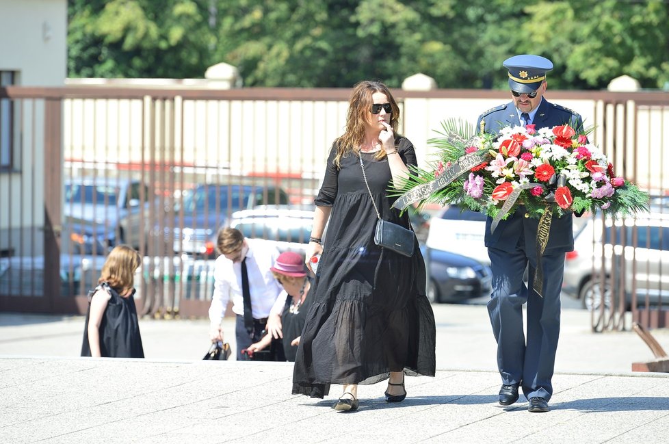 Státní hymnou a Večerkou se desítky lidí rozloučily ve strašnickém krematoriu v Praze s válečným veteránem z druhé světové války Aloisem Dubcem.