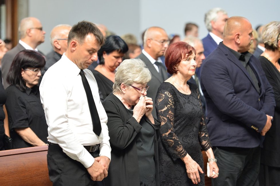 Státní hymnou a Večerkou se desítky lidí rozloučily ve strašnickém krematoriu v Praze s válečným veteránem z druhé světové války Aloisem Dubcem.