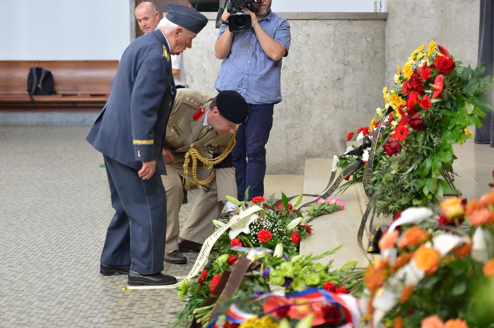 Státní hymnou a Večerkou se desítky lidí rozloučily ve strašnickém krematoriu v Praze s válečným veteránem z druhé světové války Aloisem Dubcem.