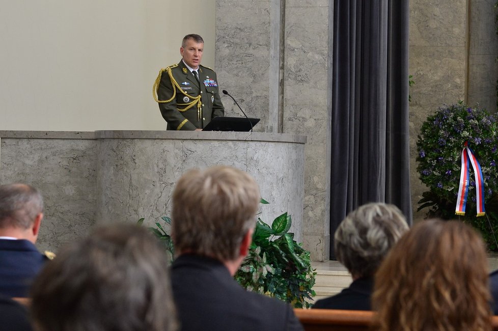 Státní hymnou a Večerkou se desítky lidí rozloučily ve strašnickém krematoriu v Praze s válečným veteránem z druhé světové války Aloisem Dubcem.