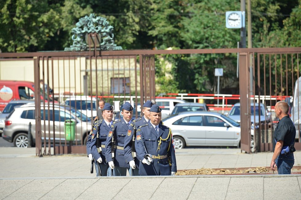 Státní hymnou a Večerkou se desítky lidí rozloučily ve strašnickém krematoriu v Praze s válečným veteránem z druhé světové války Aloisem Dubcem.