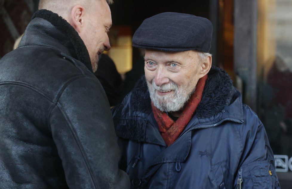 Střihač Alois Fišárek na pohřbu herce Ladislava Trojana v prosinci 2022