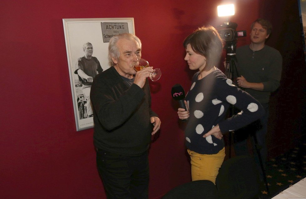 Herec Alois Švehlík nasával na tiskové konferenci k filmu Na Střeše