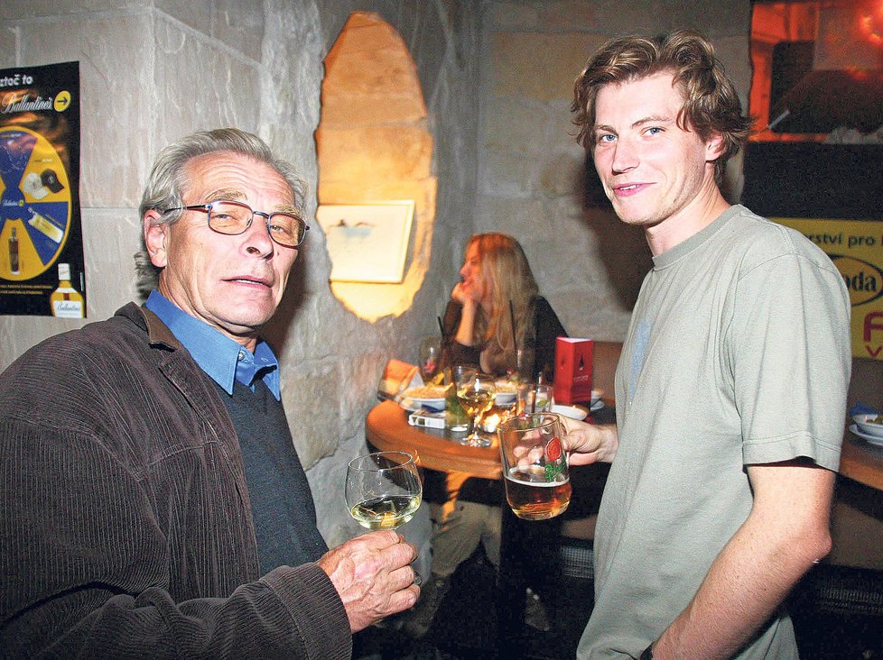 Září 2003: Se synem Davidem a bílým vínem