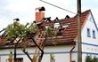Elektrostatický výboj zapálil střechu jen 14 dní poté, co ji herec opravil. Elektrostatický výboj zapálil střechu jen 14 dní poté, co ji herec opravil.