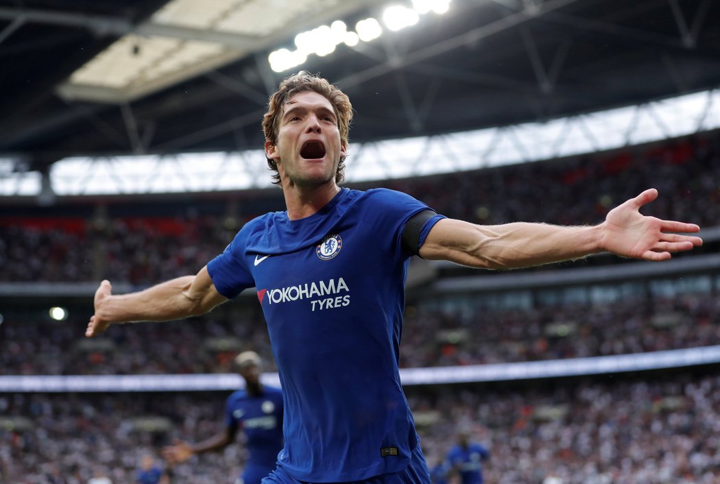 Obránce Chelsea Marcos Alonso slaví gól do sítě Tottenhamu