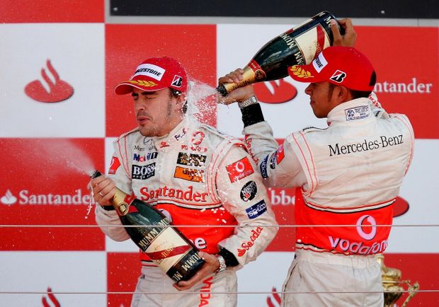 Do ideálního vztahu měli Lewis Hamilton a Fernando Alonso daleko Do ideálního vztahu měli Lewis Hamilton a Fernando Alonso daleko