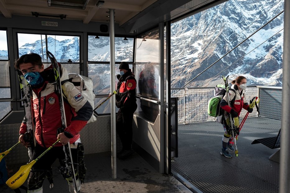 Profesionální lyžaři a členové lyžařských škol mohou navzdory koronaviru v Itálii trénovat. Musí u toho ale nosit roušky. Snímek byl pořízen ve středisku Breuil-Cervinia v severozápadní Itálii.