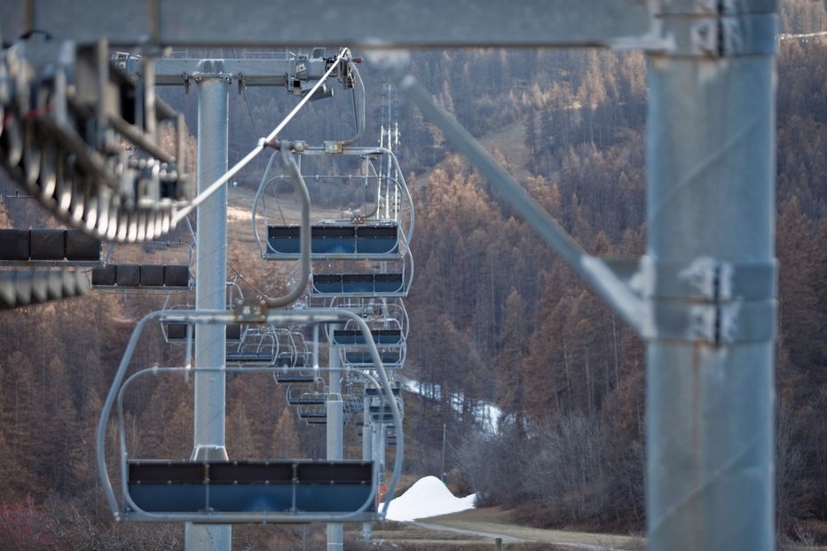 Alpská lyžařská střediska v koronačase stojí.