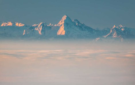 Pohled na Watzmann, Bavorsko, ze šumavského Třístoličníku. Vzdálenost cca 140 km.