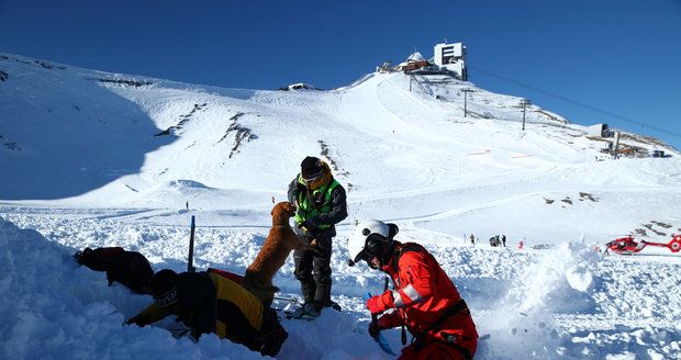 Lavina zabila horského vůdce i turistku. Snowboardista zemřel v nemocnici