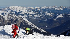 Lavina v Tyrolsku zabila řidiče pluhu i turistu: Dva další lidé se stále pohřešují