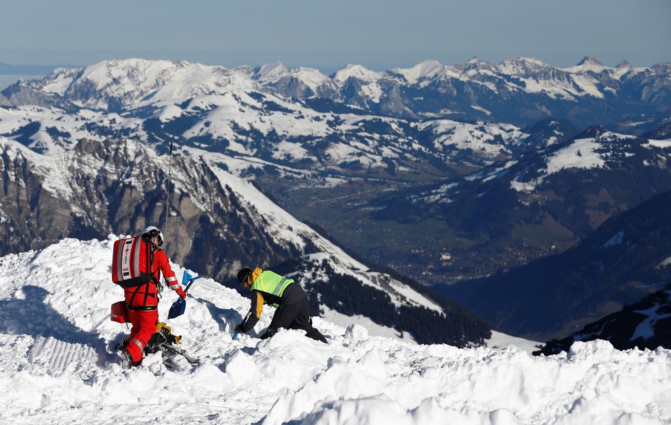 Lavinové cvičení ve švýcarských Alpách