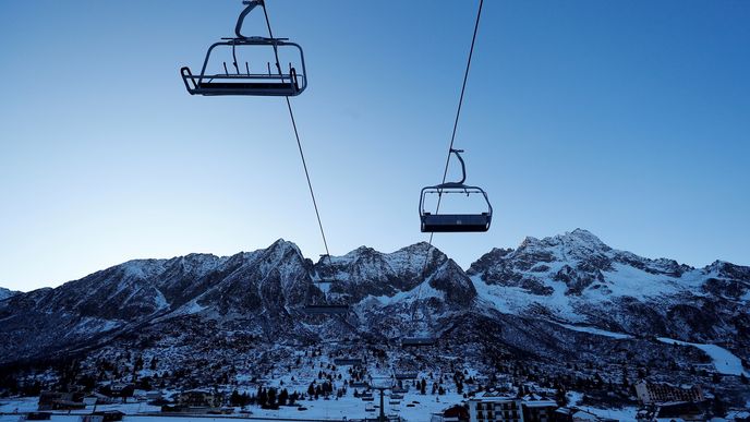 Evropská lyžařská střediska se zoufale snaží zachránit novou sezónu v době pandemie. Zatím se však zdá, že mnohá nebudou moci ani otevřít.