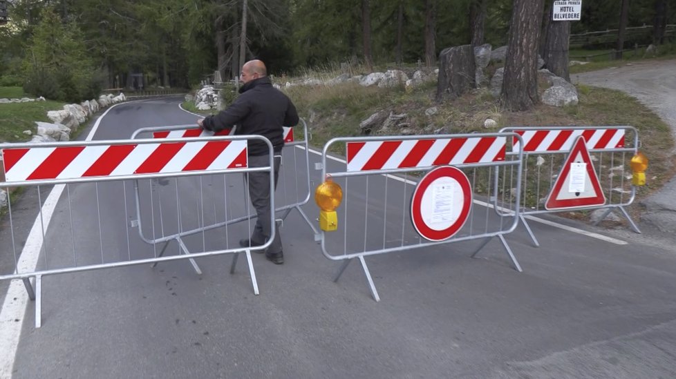 V alpském údolí Val Ferret, nad kterým se ledovec nachází, se uzavřely kvůli bezpečnosti silnice.