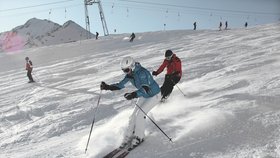 Český lyžař přišel o život ve francouzských Alpách poté, co ve vysoké rychlosti vyjel ze sjezdovky a narazil do stromu. (Ilustrační foto)