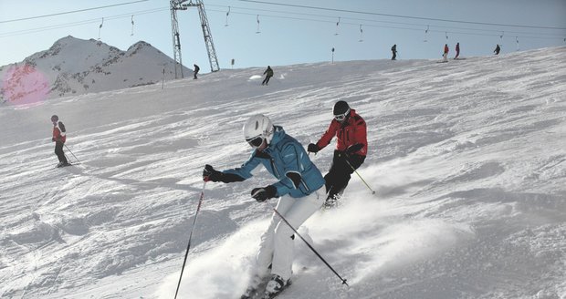 Na sjezdovkách dávejte pozor na další lyžaře.