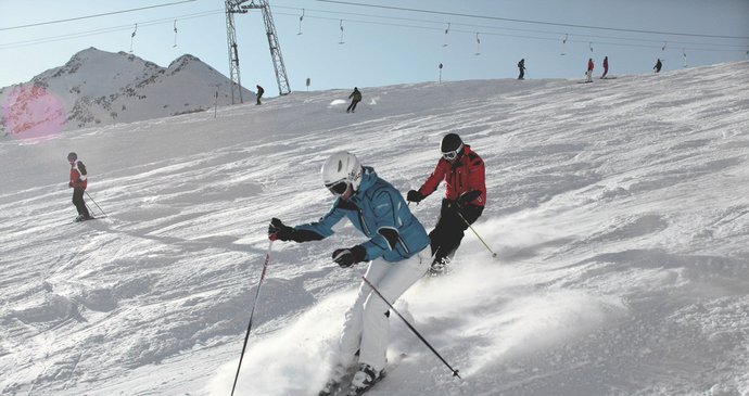 Český lyžař přišel o život ve francouzských Alpách poté, co ve vysoké rychlosti vyjel ze sjezdovky a narazil do stromu. (Ilustrační foto)