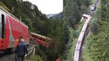 V Alpách vykolejil vlak: Vagóny visí nad propastí!