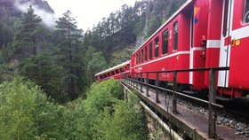 Osobní vlak vykolejil na trati ze St. Moritze