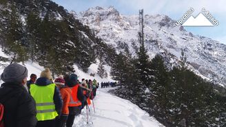 Reportáž: Po pás ve sněhu, bez bot. Migranti na alpském přechodu doufají v zázrak