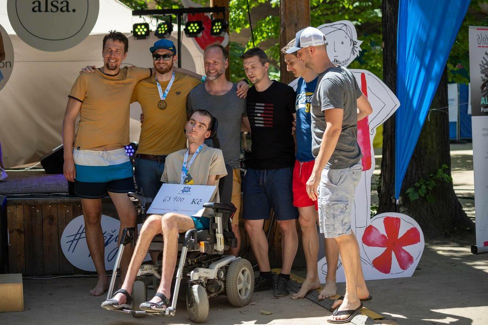 Fotografie z Prague City Swim: Pacient Jakub Rychlík se svým týmem