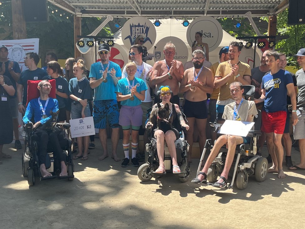 Pacienti s ALS absolvovali plavecký závod Prague Swim, zde jsou vítězové