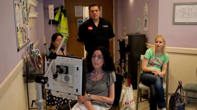 Sarah Ezekiel trpící ALS dokáže malovat očima díky speciální technologii.