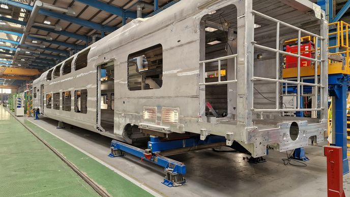 Takhle probíhá výroba vozů metra, tramvají či vlaků v závodu společnosti Alstom nedaleko Barcelony.